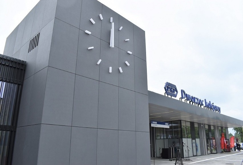 Nowy dworzec PKP w Oświęcimiu został otwarty dla podróżnych [ZDJĘCIA]