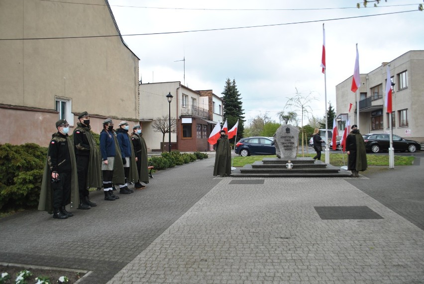 Na Placu Konstytucji 3 Maja w Wolsztynie pod pomnikiem...