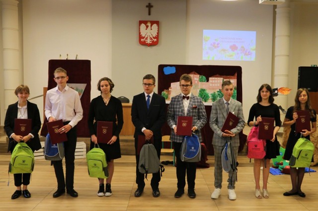 Najlepsi uczniowie w Starachowicach dostali nagrody od władz miasta. Więcej na kolejnych zdjęciach .