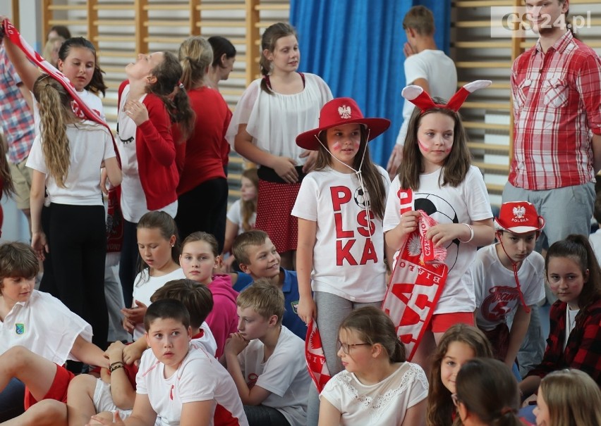 Uczniowie ze szczecińskiej szkoły przygotowani na mecz Polska - Senegal [ZDJĘCIA, WIDEO]