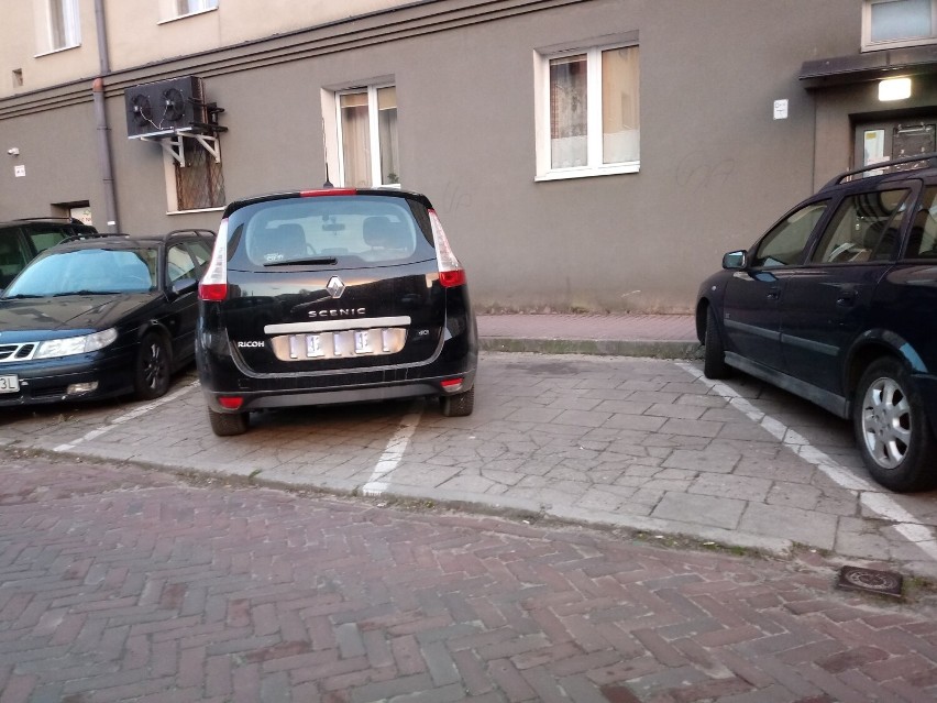 To są "mistrzowie" parkowania w Częstochowie. Zobaczcie te ZDJĘCIA