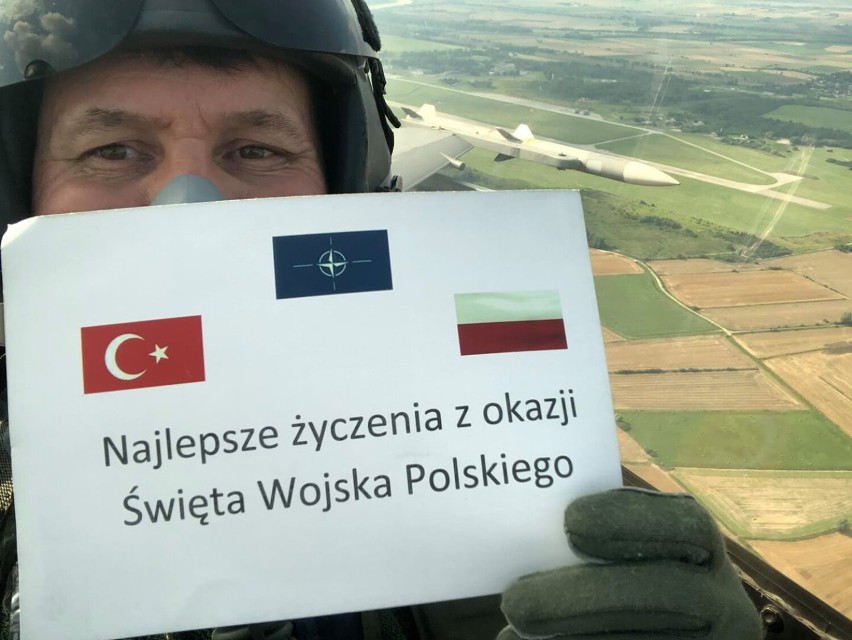 Malbork. Z okazji Święta Polskiego życzenia od żołnierzy z Turcji, którzy stacjonują w 22 Bazie Lotnictwa Taktycznego 