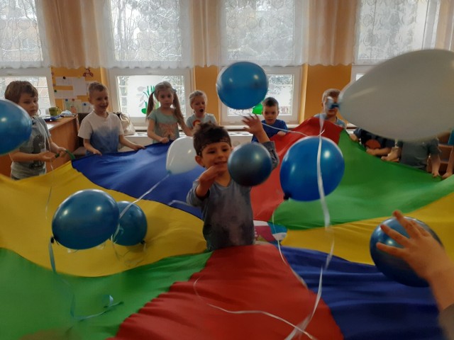 Dzień Świadomości Autyzmu w Przedszkolu numer 2 "Bajkowa Ciuchcia" w Jędrzejowie. Dzieciom towarzyszyły niebieskie akcenty.