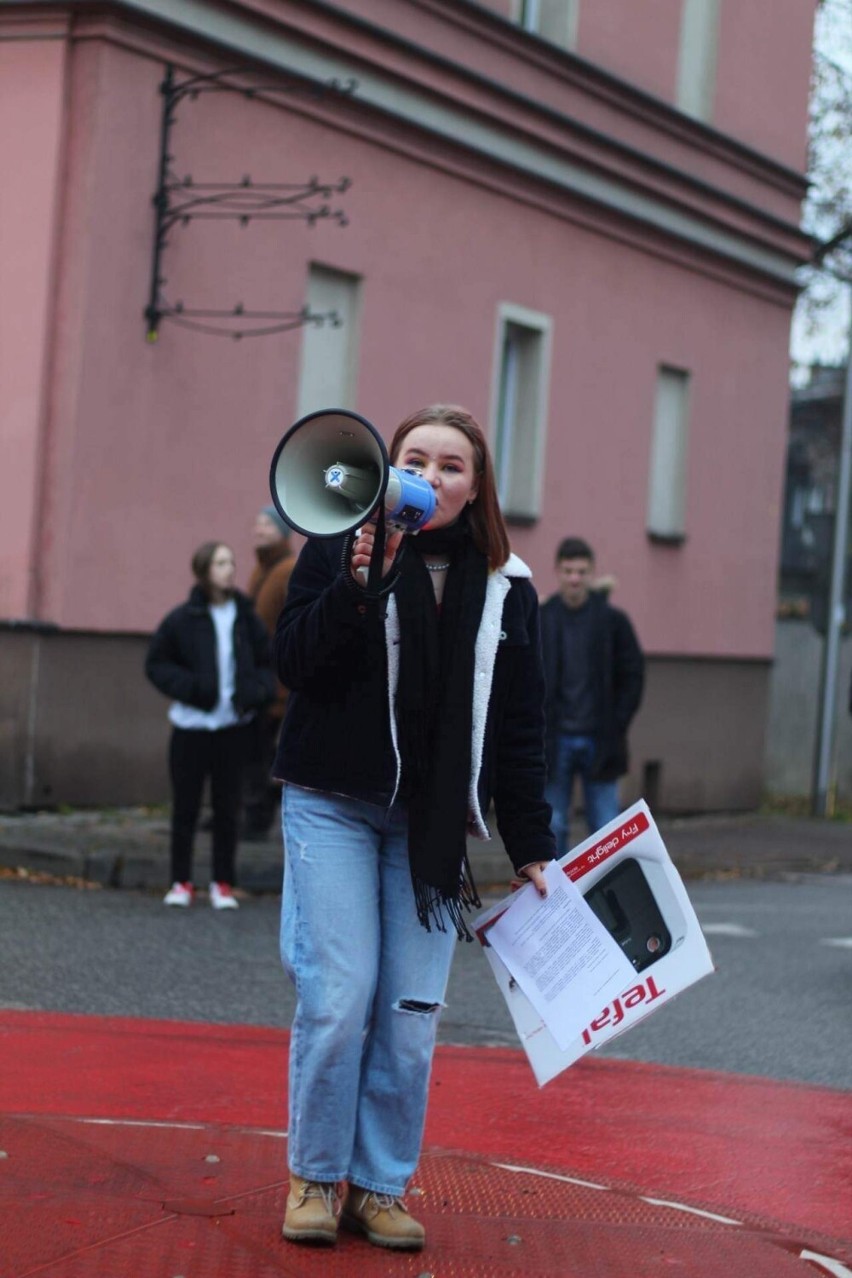 Protest w sprawie lex Czarnex 2.0 w Cieszynie. Młodzi zablokowali rondo
