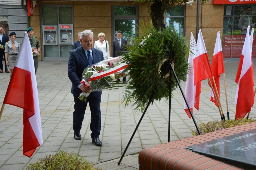 Lębork. Senator RP, burmistrzowie, radni i harcerze złożyli kwiaty w 81. rocznicę wybuchu II wojny światowej