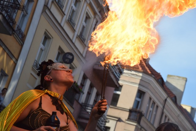 Międzynarodowy Festiwal Artystycznych Działań Ulicznych "La strada" w Kaliszu. Parada zainaugurowała teatralną imprezę