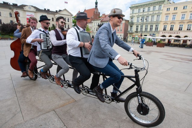 Orkiestra na Dużym Rowerze też będzie koncertowo świętować na ulicy Pomorskiej i nawet śpiewająco to zapowiada. Do zobaczenia 4 września na bydgoskim Londynku!