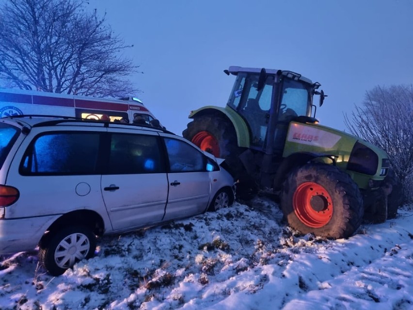 Wypadek ciągnika z osobówką! Dwie osoby trafiły do szpitala! [ZDJĘCIA] 