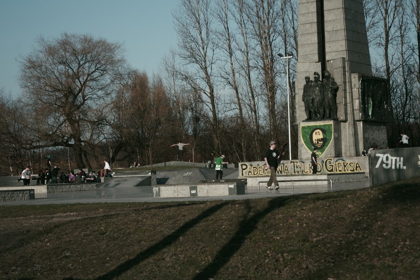 Katowice: spot przy Pomniku Trudu Górniczego na os. Paderewskiego, niedziela 14 kwietnia 2013