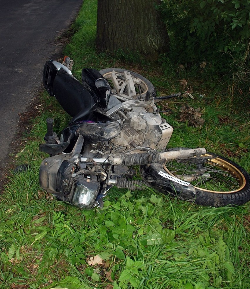 Wypadek w Gardei. Pijany motocyklista uderzył w osobówkę [ZDJĘCIA]