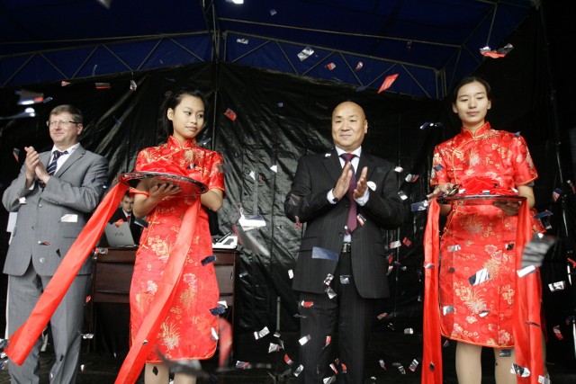 Chińczycy z centrum chińskiego w Jeleniu otwierają swoje hale z pełną pompą