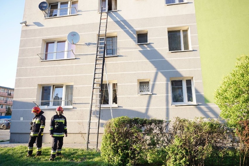 Akcja strażaków w kieleckim bloku. Przez okno do starszej pani