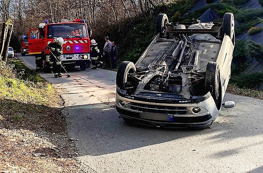 Gostwica. Samochód osobowy dachował na górskiej drodze. Kierowca nie ucierpiał