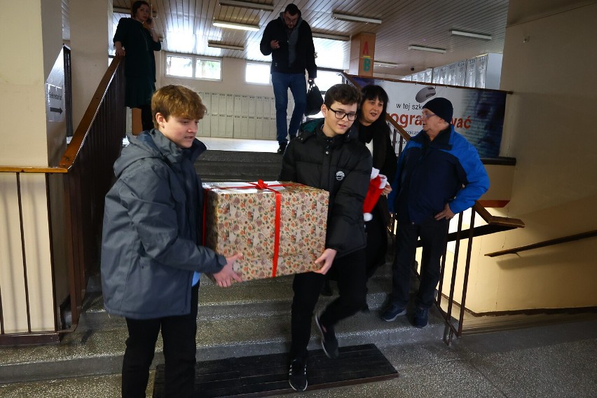 Świąteczne paczki z II LO w Lesznie pojechały dziś do potrzebujących