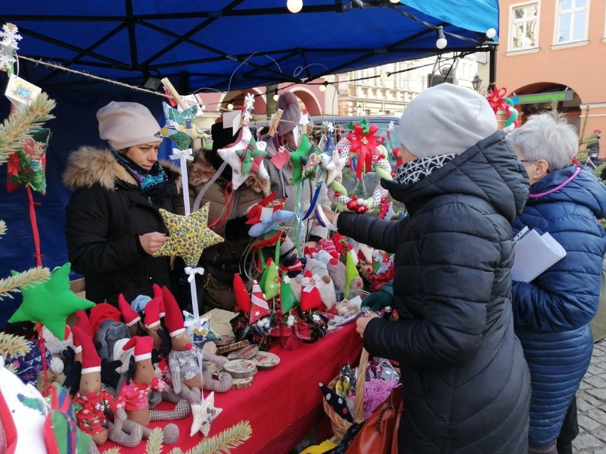 Jarmark świąteczny na rynku w Lesznie