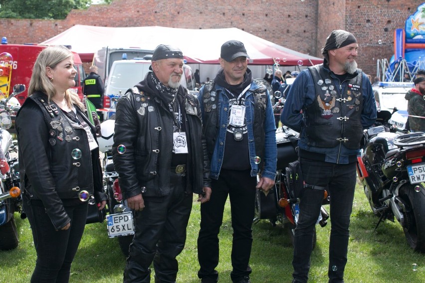 Łęczyccy motocykliści z odznakami "Zasłużony dla RCKiK w...