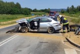 Wypadek w Zatorze. Na obwodnicy Podolsza doszło do zderzenia samochodu osobowego z ciężarówką. Na miejscu lądował helikopter LPR. ZDJĘCIA