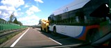 O autobusy elektryczne MZK w Malborku martwi się radny z powiatu. Zaprezentował, jak uszkodzone pojazdy jechały do naprawy