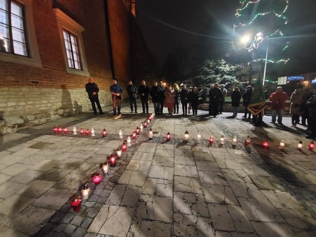 Na sandomierskim Rynku, przed figurą Matki Boskiej ułożono  krzyż z biało-czerwonych zniczy. 