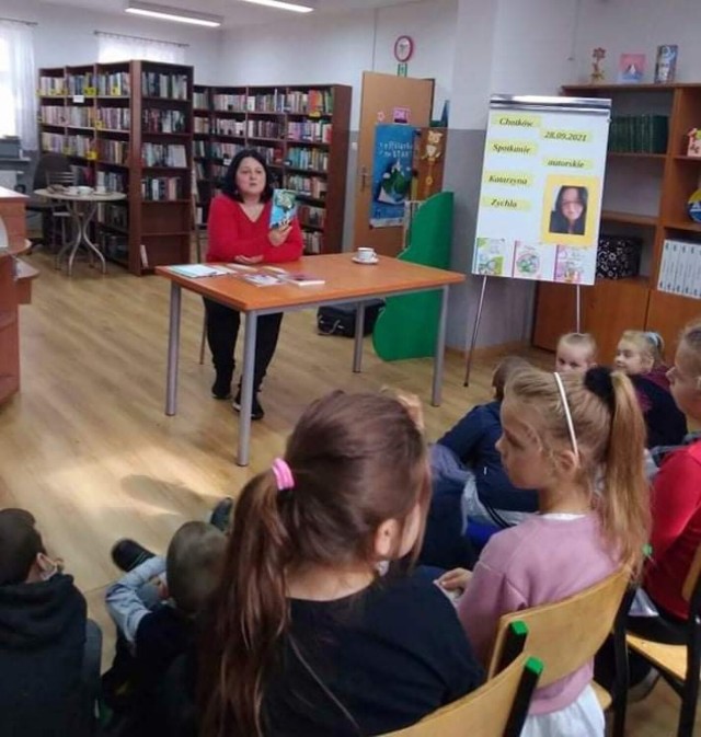 Dzieci ze szkoły w Chotkowie spotkały się z Katarzyną Zychlą, autorką książek dla dzieci