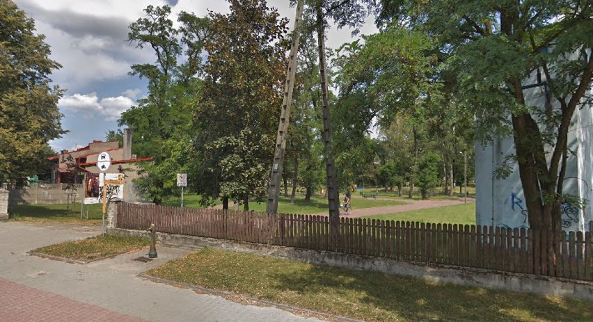 W działoszyńskim parku znaleziono zwłoki mężczyzny. Nie wykluczono udziału osób trzecich