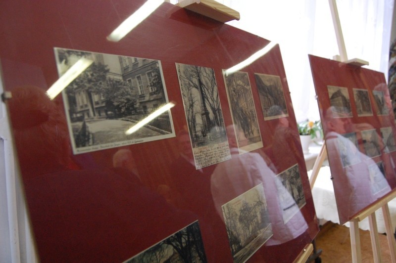 Kwidzyn: W bibliotece można zobaczyć wystawę pocztówek z przedwojennego Kwidzyna