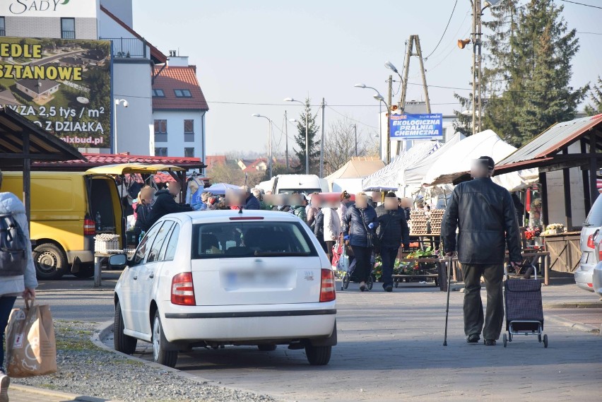 Koronawirus. W Malborku targowisko działa tylko na części prywatnej. Niektórzy handlujący chcą wrócić na miejską drogę