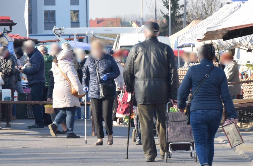 Koronawirus. W Malborku targowisko działa tylko na części prywatnej. Niektórzy handlujący chcą wrócić na miejską drogę