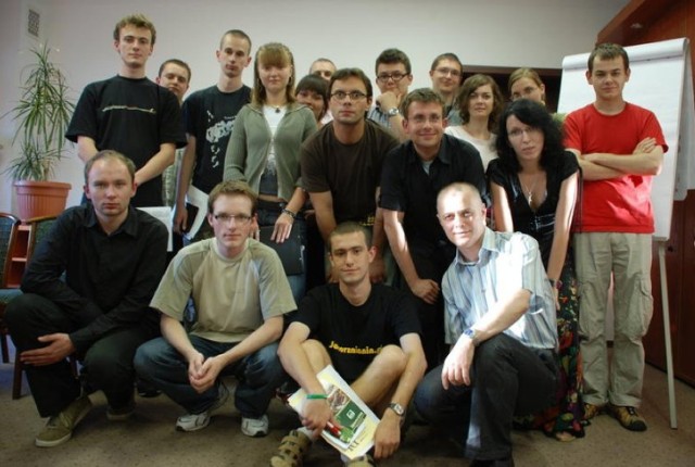 Szczęśliwcy na szkoleniu w ramach Letniej Szkoły Dziennikarskiej w Solcu, pod Warszawą.
