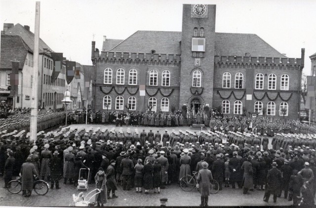 Apel nazistów na szczecineckim Rynku przed ratuszem