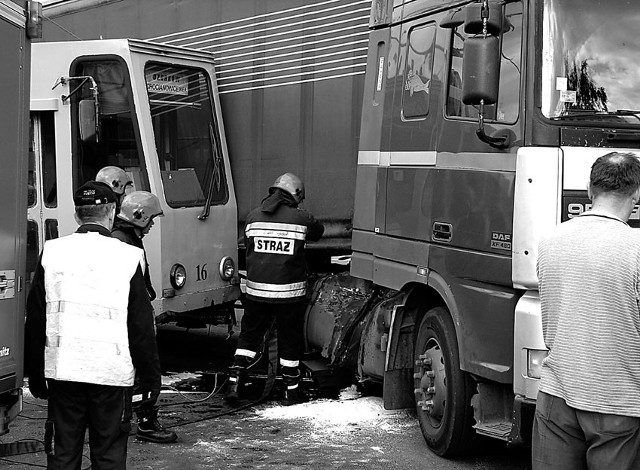 Tramwaj 46 wbił się w zbiornik paliwa ciężarówki.