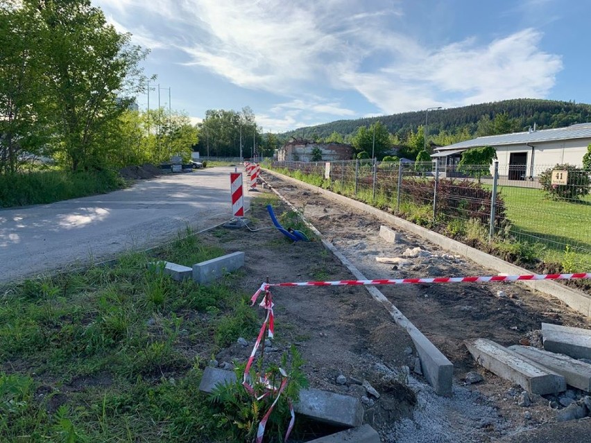 Trwają prace przy budowie dojścia do przystanku kolejowego. Będzie ładnie i bezpiecznie