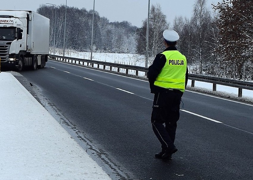 Kontrole na drogach Powiśla dąbrowskiego policjanci...