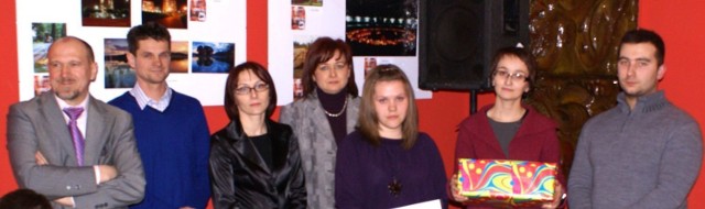 Laureaci w towarzystwie przewodniczącego jury (pierwszy z lewej), Agaty Kaczary (trzecia z lewej) i Marii Tworzydło (w środku) - wdowie po znakomitym libiąskim fotografie