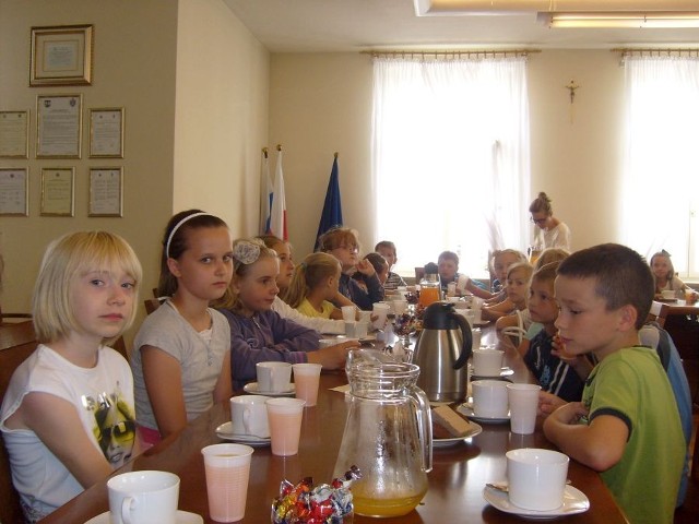 Wakacje w Kępnie. Najmłodsi odwiedzili ratusz