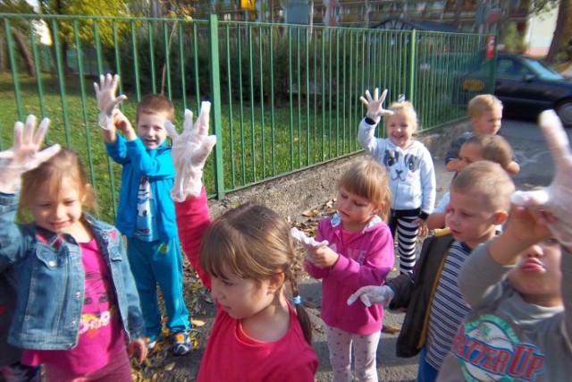 Maluchy  dzielnie sprzątały miejsca przy przedszkolach