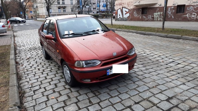 Samochód fiat siena stoi w strefie płatnego parkowania na al. Niepodległości w centrum Zielonej Góry od miesięcy