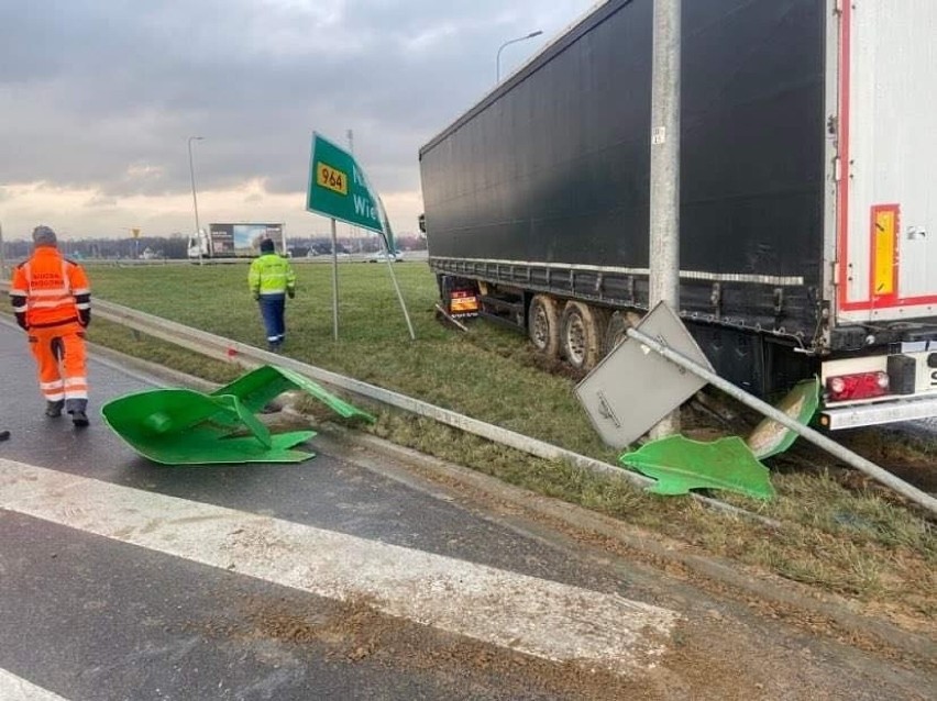 Kraków. Tir skasował znaki i barierkę na autostradzie A4