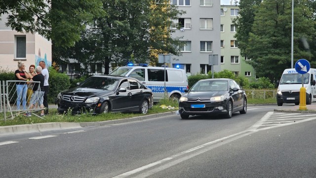 Kolizja na ulicy Jagiellońskiej w Kielcach. Mercedes wjechał w barierki.