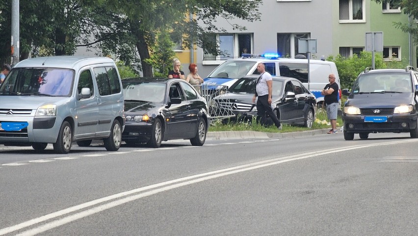 Mercedes zjechał na pobocze i uderzył w barierki na ulicy Jagiellońskiej w Kielcach