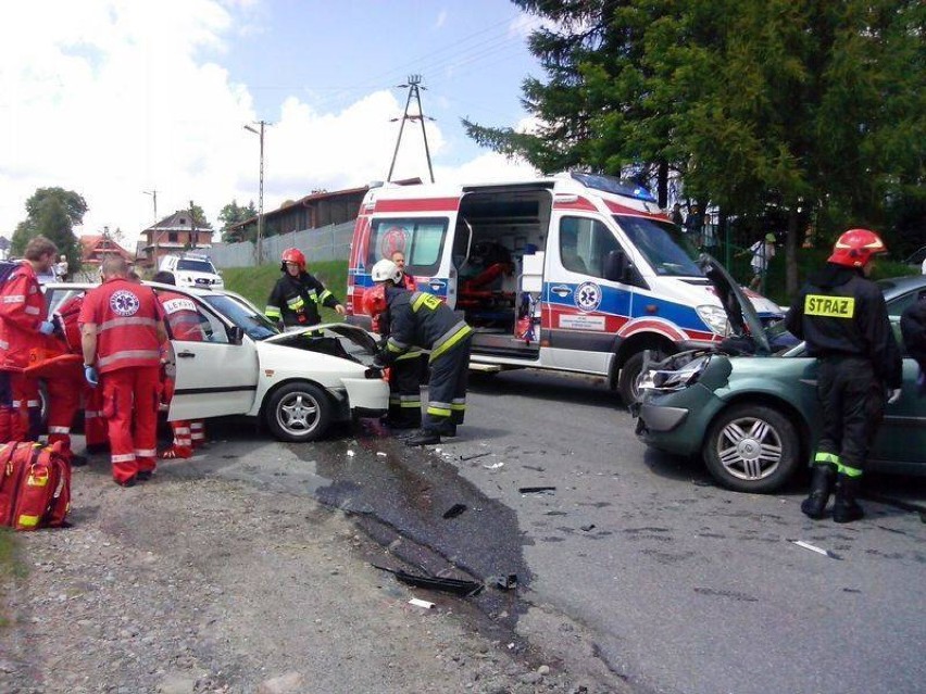 Samochody kompletnie rozbite, pasażerka i kierowca w szpitalu