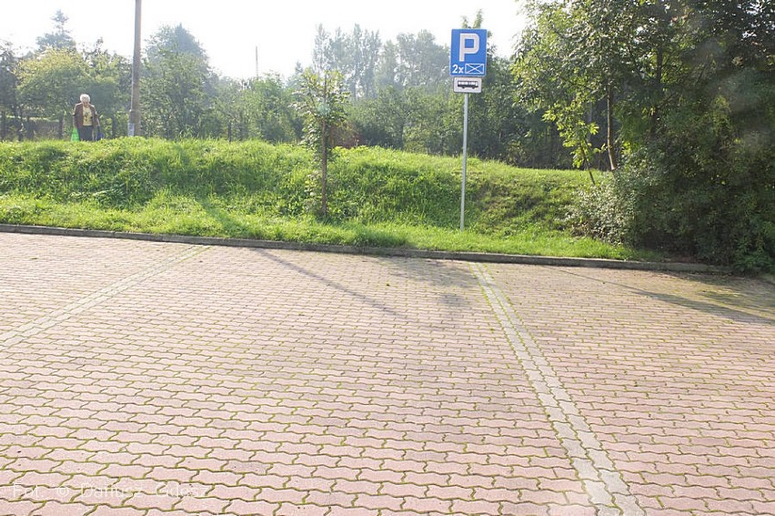 Wałbrzych: Pusty parking przy ulicy Kasztanowej