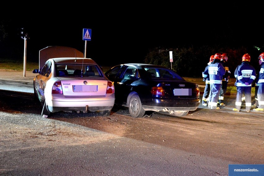 Wypadek na skrzyżowaniu ulic Wieniecka - Budowlanych we Włocławku. Zderzenie 3 samochodów [zdjęcia]