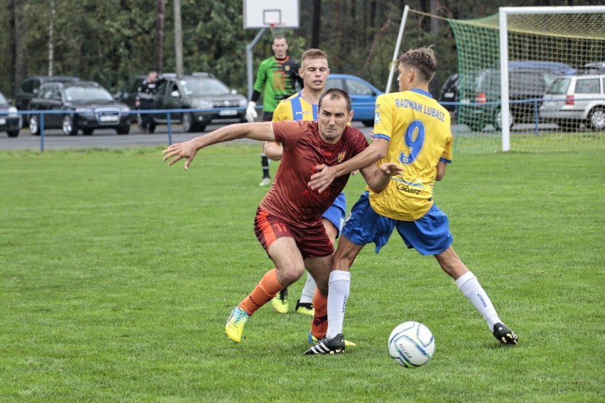Mecz ligowy o mistrzostwo klasy okręgowej w Tarnówce. LKS Tarnovia zmierzyła się z GKS Radwan Lubasz 