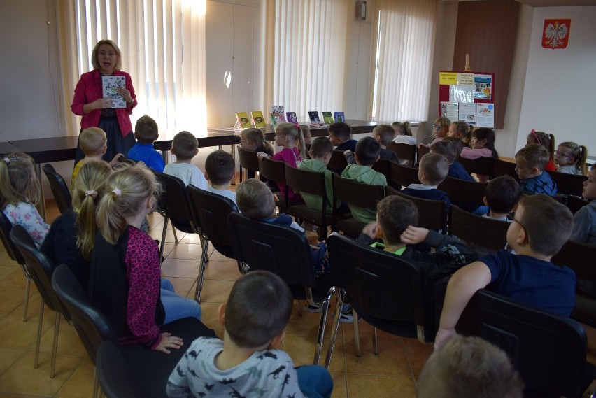 Dzieci spotkały się z pisarką Ewą Nowak w bibliotece w Osjakowie