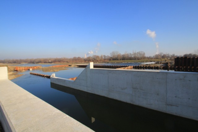 Budowa małej elektrowni wodnej na Dunajcu w Ostrowie trwa już blisko rok. Ekolodzy od początku sprzeciwiają się inwestycji