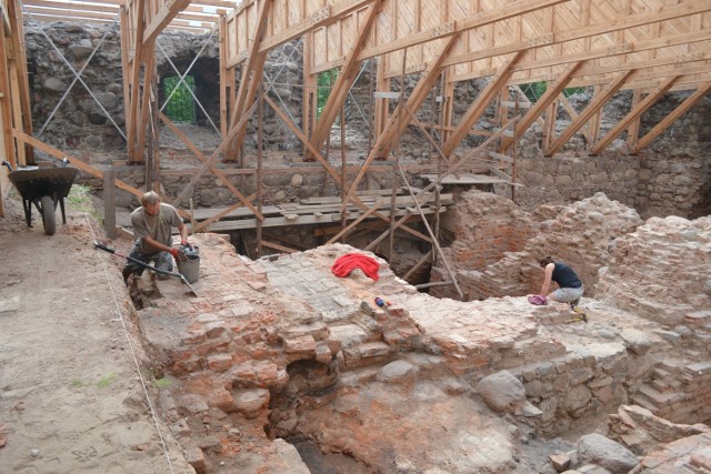 Archeolodzy dzisiaj zakończą prace na dziedzińcu zamkowym. W przyszłym tygodniu prawdopodobnie pojawią się w okolicach murów