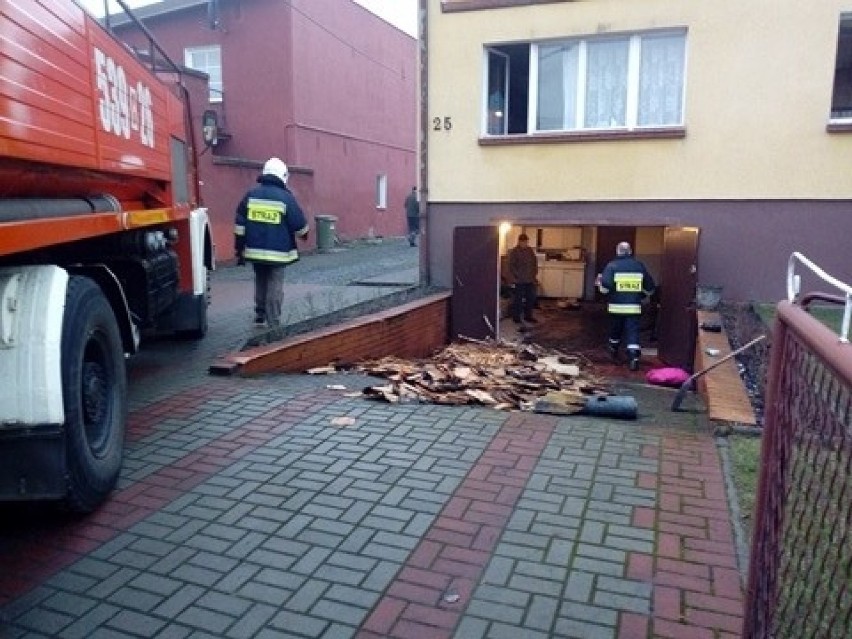 Pożar przy ul. Komierowskiego w Nowem. Ogień pojawił się w piwnicy domu jednorodzinnego [zdjęcia]