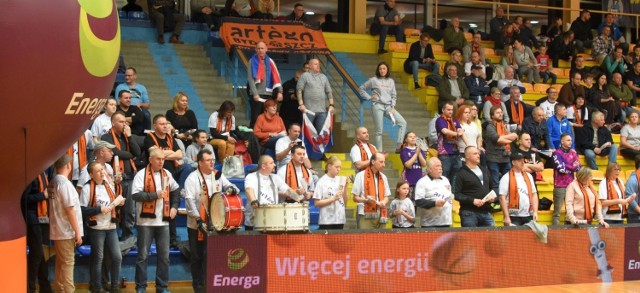 Koszykarki Artego Bydgoszcz ograły na wyjeździe przeżywającą trudne czasy Energę Toruń. Zobacz, jak podczas meczu bawili się bydgoscy kibice.