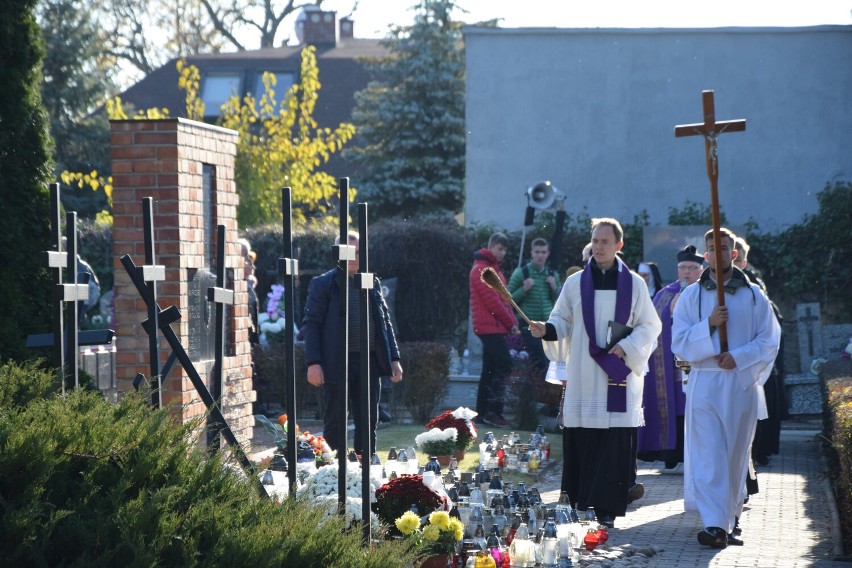 Dzień Wszystkich Świętych 2021. Procesja na cmentarzu w Wieluniu ZDJĘCIA